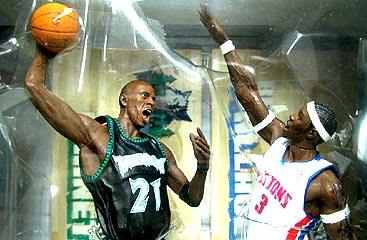 McFarlane Toys - Kevin Garnett vs Ben Wallace Action Figure Boxset